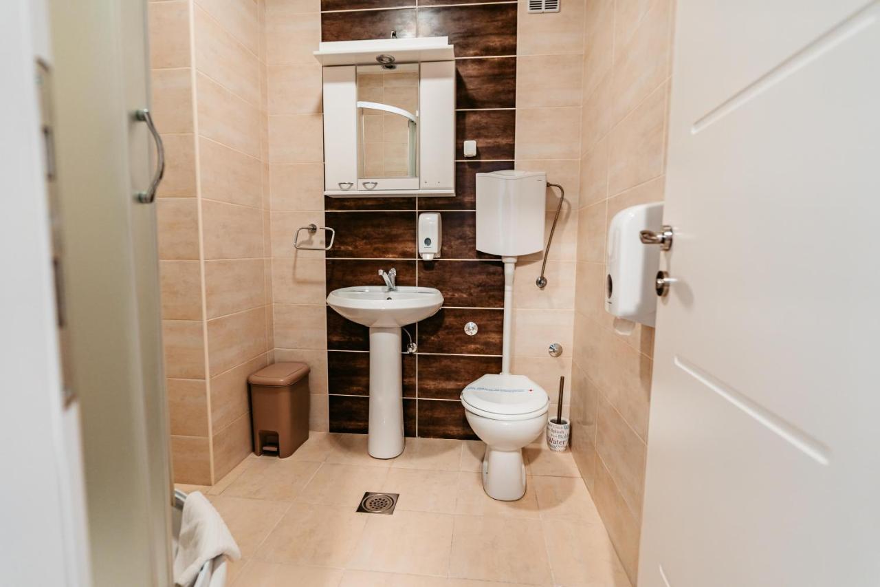 Hotel Lotos Depandans à Ni Extérieur photo