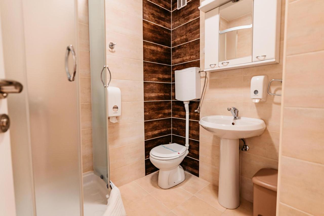 Hotel Lotos Depandans à Ni Extérieur photo