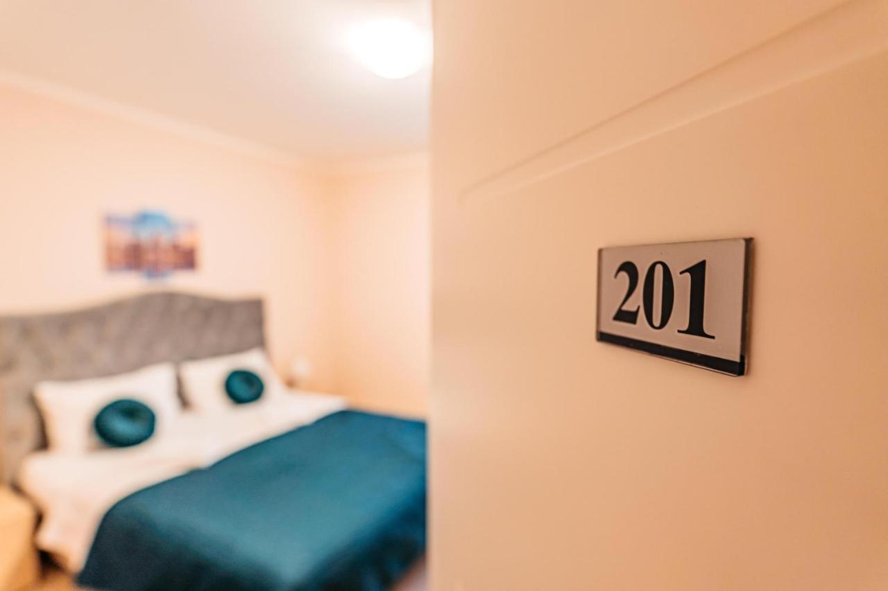 Hotel Lotos Depandans à Ni Extérieur photo