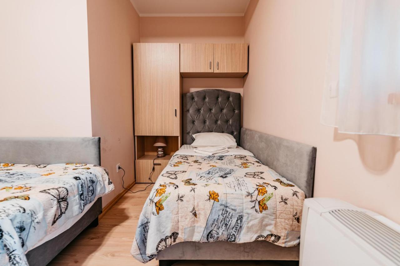 Hotel Lotos Depandans à Ni Extérieur photo