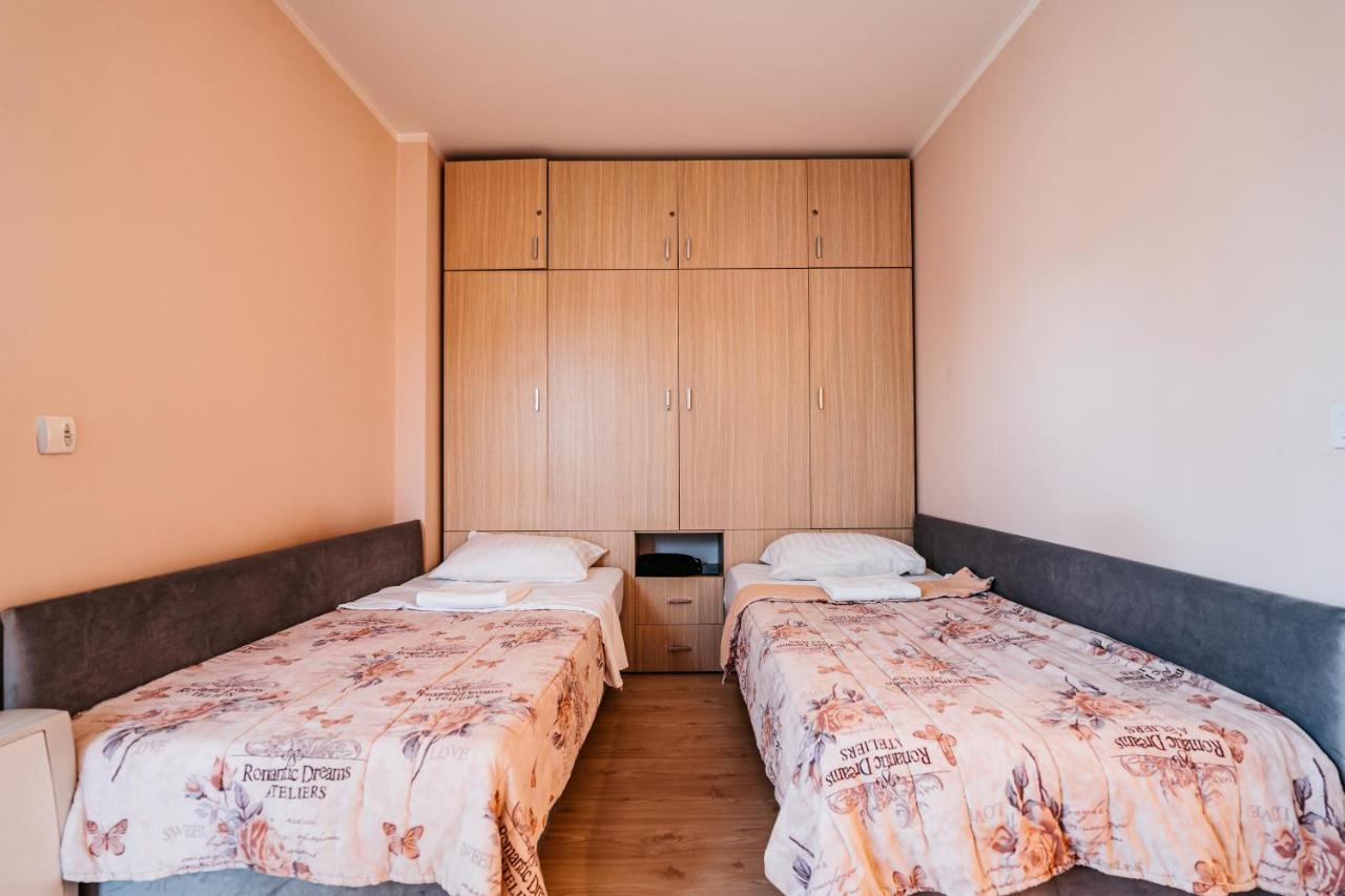 Hotel Lotos Depandans à Ni Extérieur photo