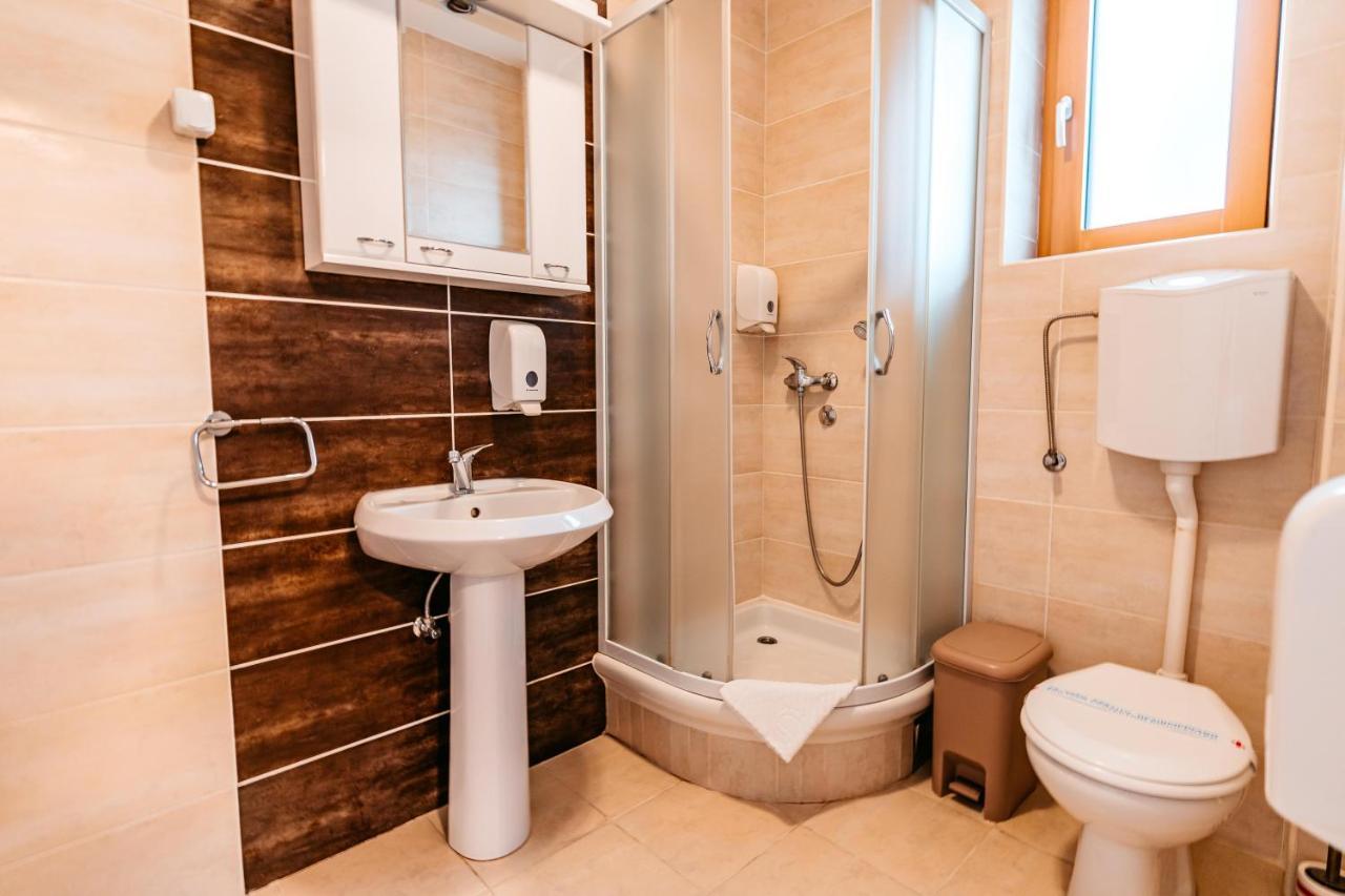 Hotel Lotos Depandans à Ni Extérieur photo