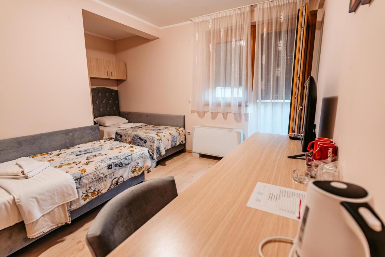 Hotel Lotos Depandans à Ni Extérieur photo