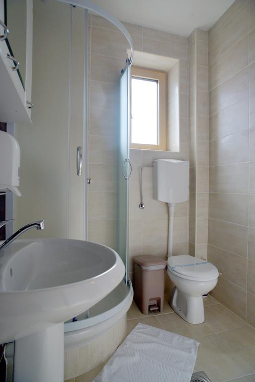 Hotel Lotos Depandans à Ni Extérieur photo